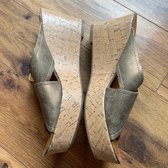 Shimmery Bronze Colored Sonoma Wedges - Picture 5 of 8